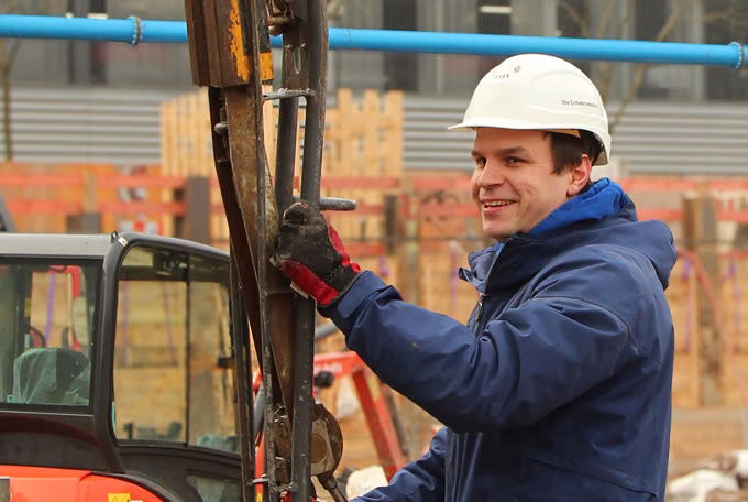 Mitarbeiter von Einfach ERDWÄRME an der Bohranlage auf einer Erdwärme-Baustelle